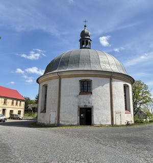 Voln� p��stupn� kostel ve tvaru rotundy uprost�ed n�m�st� v Lev�n�