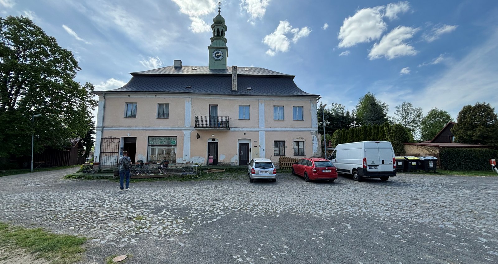 Je zde k dispozici obchod s potravinami a n�kolik restaurac�