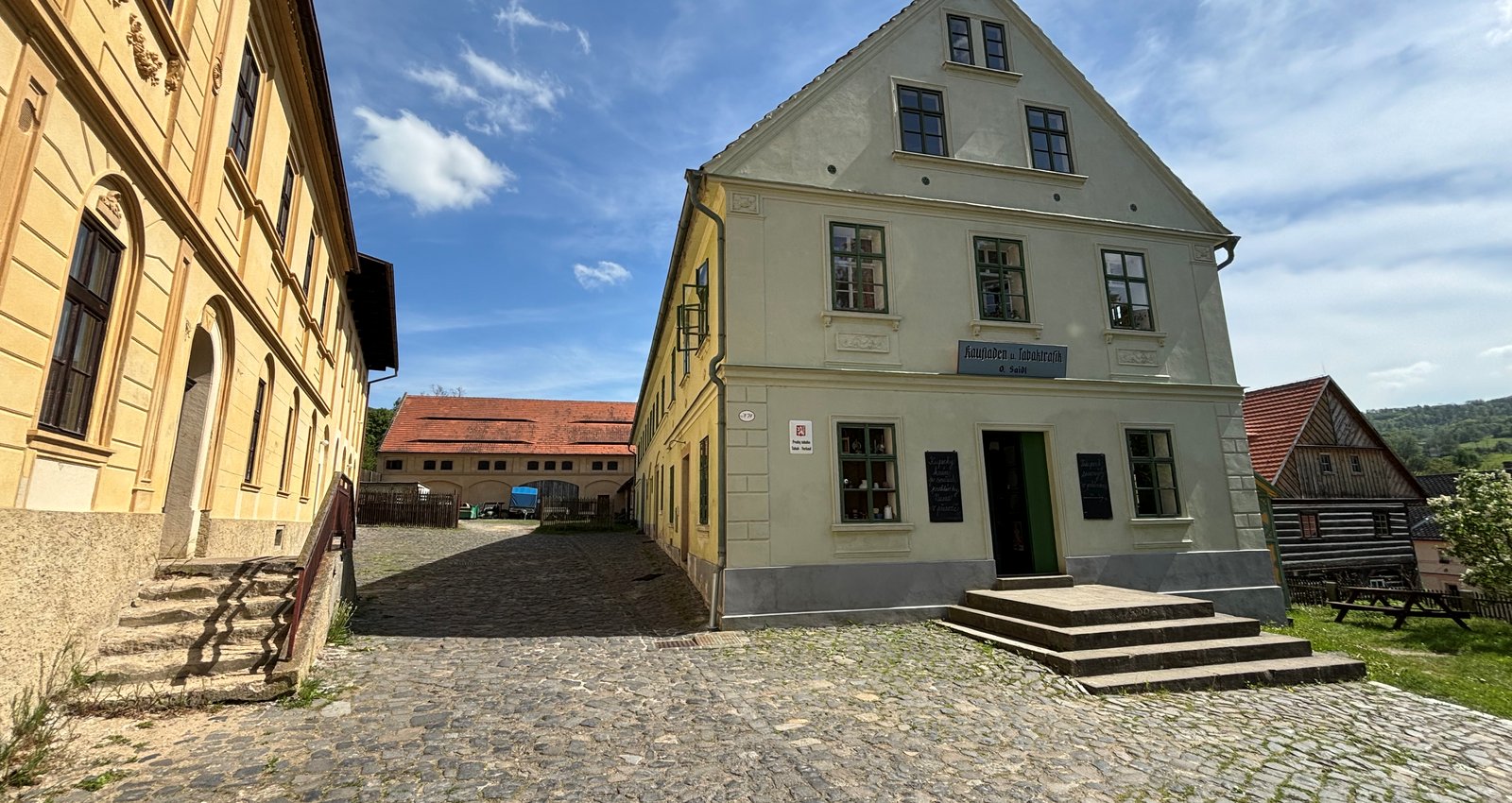Jedine�n� muzeum p�ibli�uje bydlen�, kulturu a sep�t� p�vodn�ch obyvatel s krajinou v b�val�ch Sudetech i jejich pov�le�nou prom�nu.