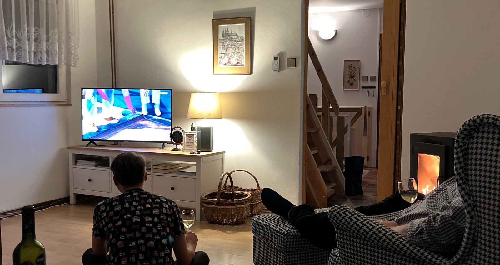 Spole�ensk� m�stnost s rozkl�dac� sedac� soupravou, konferen�n�m stolkem, klimatizac�, TV a krbov�mi kamny.