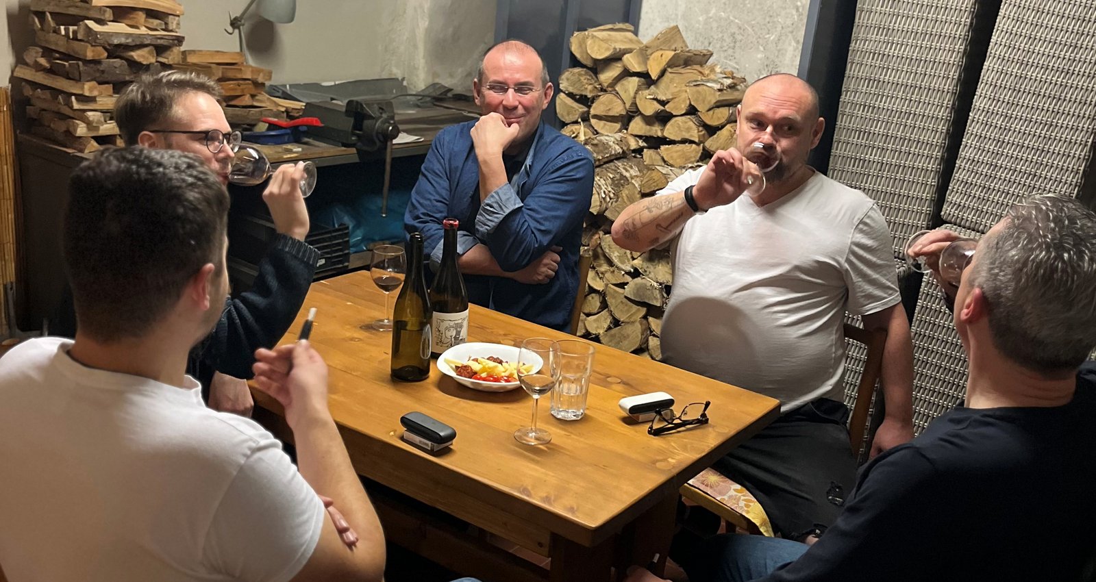 V suter�nu je z�zem� objektu s posezen�m a vstupem do zast�e�en� pergoly s plynov�m i klasick�m grilem a houpac� lavic�.