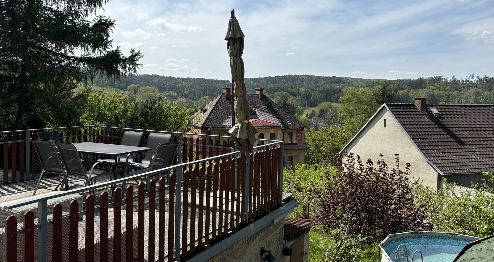 Terasa s v�hledem do �irok�ho okol� a posezen�m jak pod slune�n�kem, tak na pohovce.